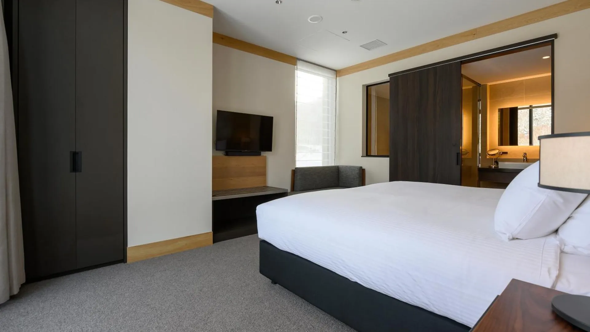 Yu Kiroro, Ski-In Ski-Out Luxury Residences Akaigawa 5*,  Japan